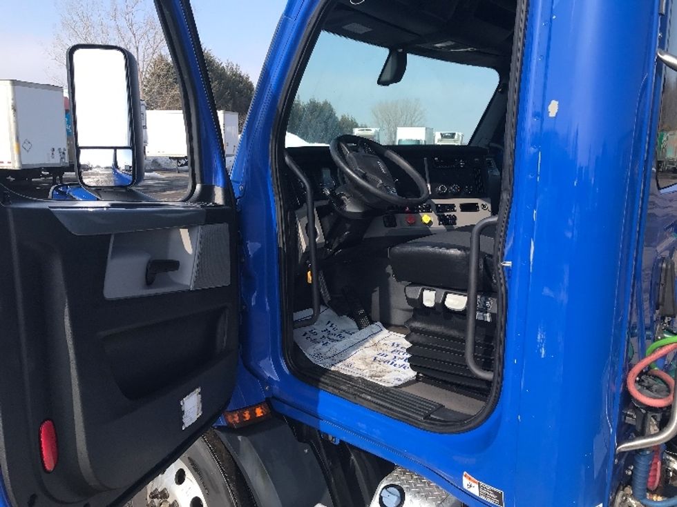 Day Cab Tractor-Heavy Duty Tractors-Freightliner-2019-T11664ST-Fredonia-NY-371,044\n\t\tmiles-$ 36,750 - Image 9
