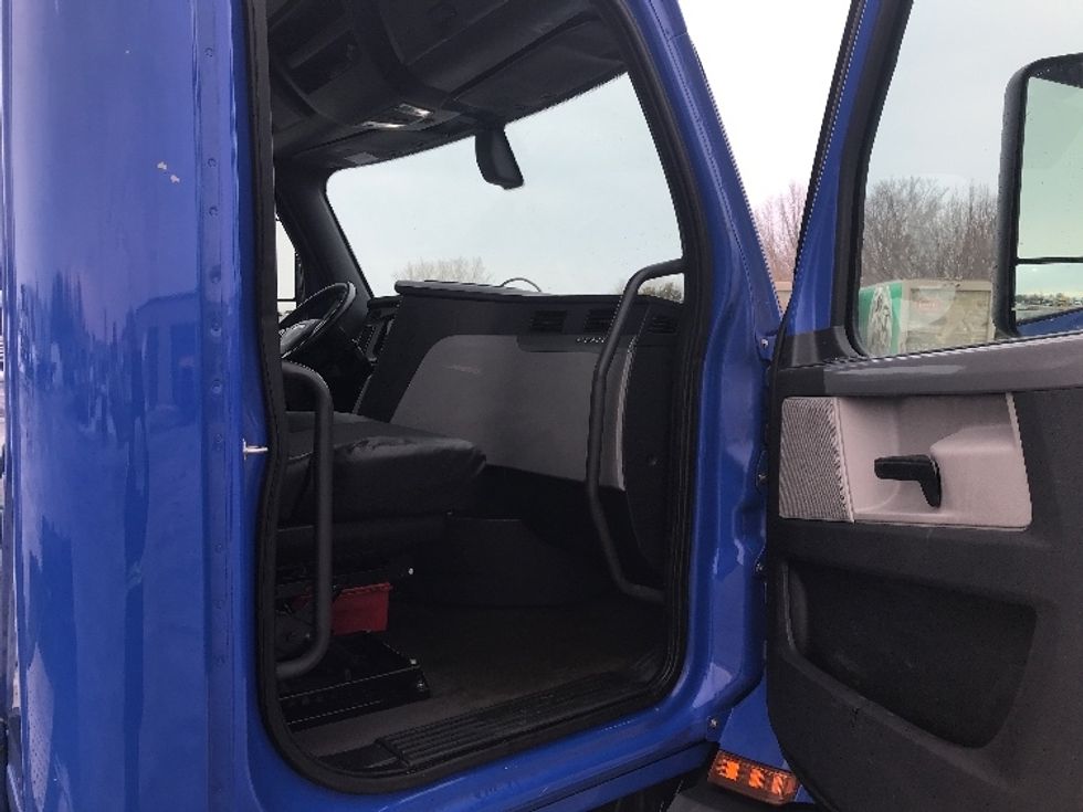 Day Cab Tractor-Heavy Duty Tractors-Freightliner-2019-T11664ST-Fredonia-NY-388,578\n\t\tmiles-$ 36,000 - Image 12