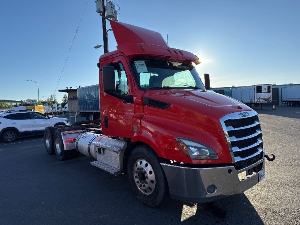 Day Cab Tractor-Heavy Duty Tractors-Freightliner-2019-T11664ST-Fresno-CA-315,769\n\t\tmiles-$ 47,750 - Image 1