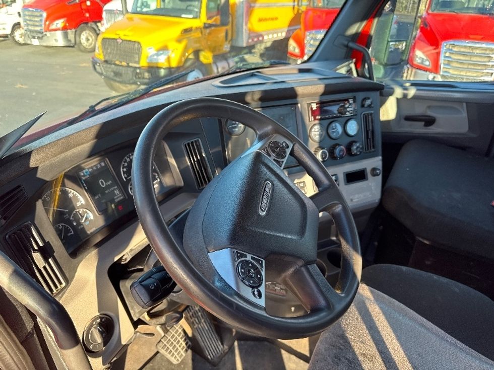 Day Cab Tractor-Heavy Duty Tractors-Freightliner-2019-T11664ST-Fresno-CA-315,769\n\t\tmiles-$ 47,750 - Image 10