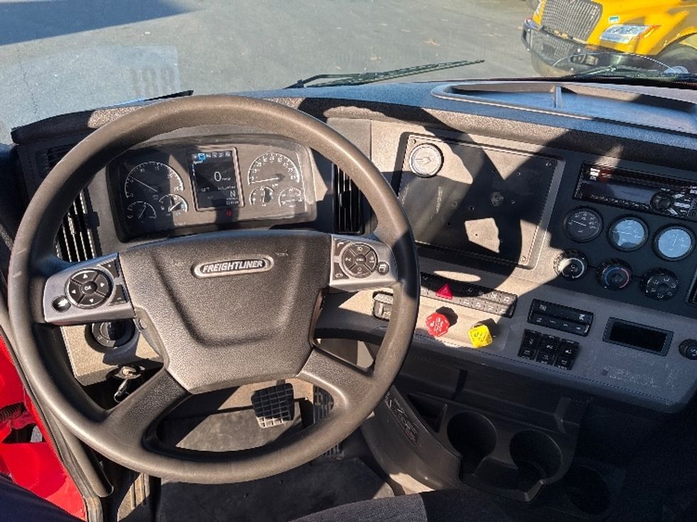 Day Cab Tractor-Heavy Duty Tractors-Freightliner-2019-T11664ST-Fresno-CA-315,769\n\t\tmiles-$ 47,750 - Image 11