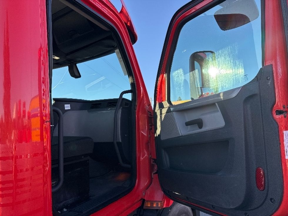 Day Cab Tractor-Heavy Duty Tractors-Freightliner-2019-T11664ST-Fresno-CA-315,769\n\t\tmiles-$ 47,750 - Image 12