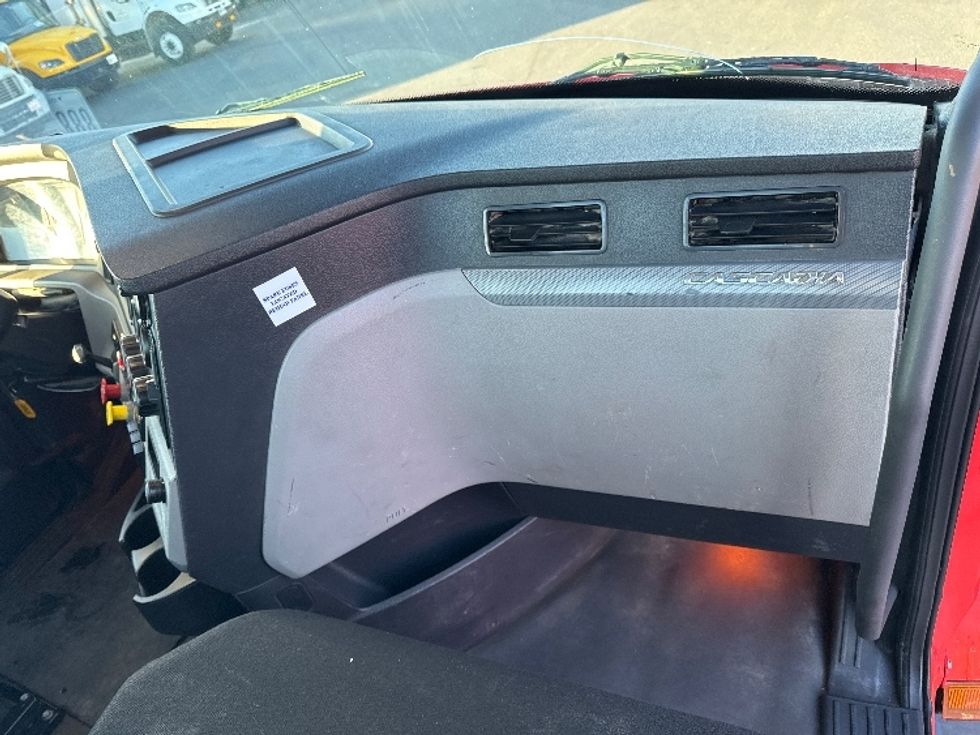 Day Cab Tractor-Heavy Duty Tractors-Freightliner-2019-T11664ST-Fresno-CA-315,769\n\t\tmiles-$ 47,750 - Image 13