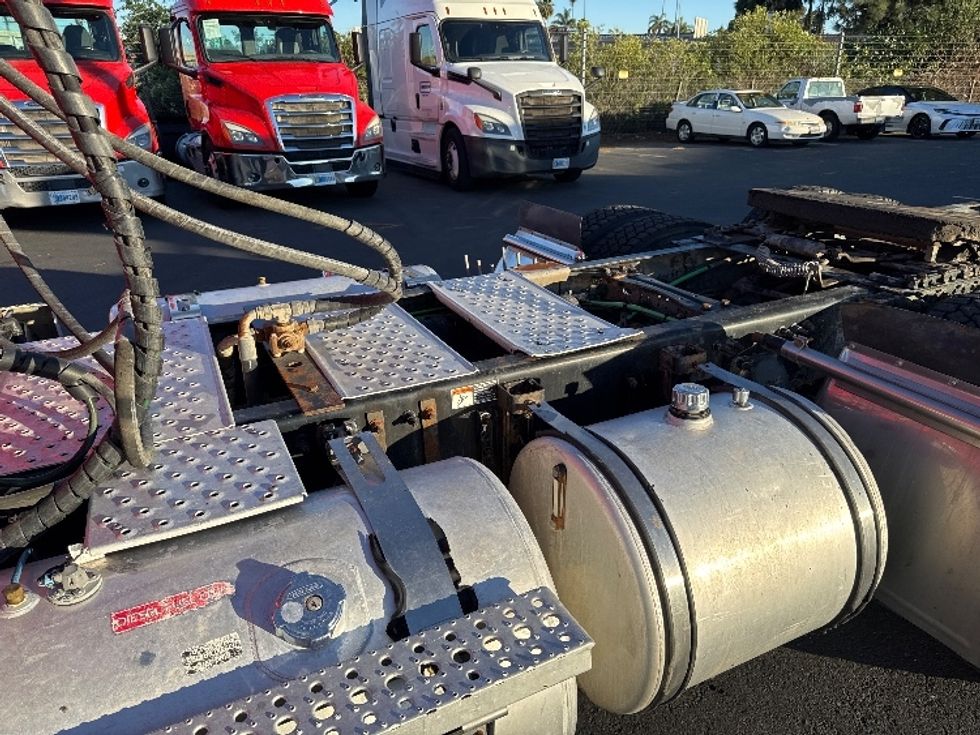 Day Cab Tractor-Heavy Duty Tractors-Freightliner-2019-T11664ST-Fresno-CA-315,769\n\t\tmiles-$ 47,750 - Image 17