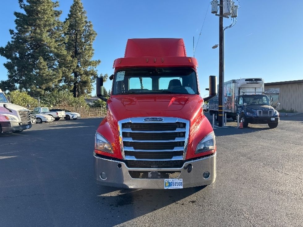 Day Cab Tractor-Heavy Duty Tractors-Freightliner-2019-T11664ST-Fresno-CA-315,769\n\t\tmiles-$ 47,750 - Image 2