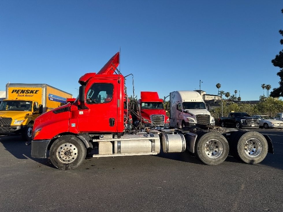 Day Cab Tractor-Heavy Duty Tractors-Freightliner-2019-T11664ST-Fresno-CA-315,769\n\t\tmiles-$ 47,750 - Image 4