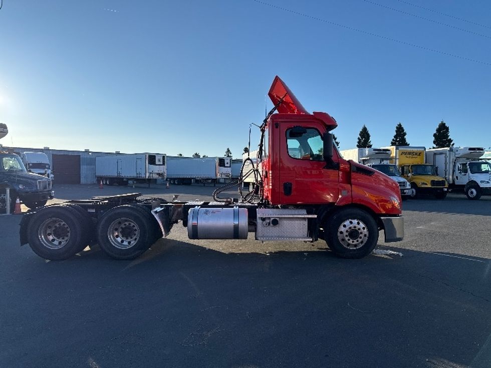 Day Cab Tractor-Heavy Duty Tractors-Freightliner-2019-T11664ST-Fresno-CA-315,769\n\t\tmiles-$ 47,750 - Image 8