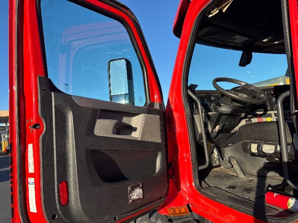 Day Cab Tractor-Heavy Duty Tractors-Freightliner-2019-T11664ST-Fresno-CA-315,769\n\t\tmiles-$ 47,750 - Image 9