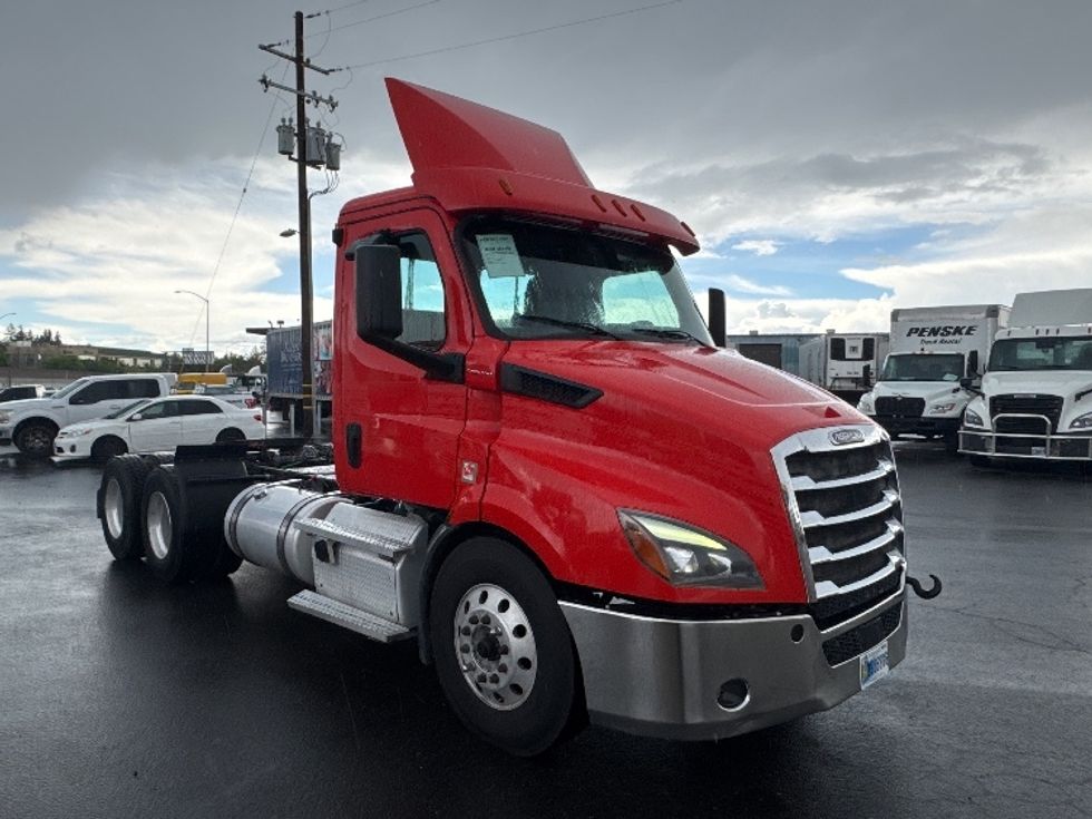 Day Cab Tractor-Heavy Duty Tractors-Freightliner-2019-T11664ST-Fresno-CA-416,341\n\t\tmiles-$ 41,750 - Image 1