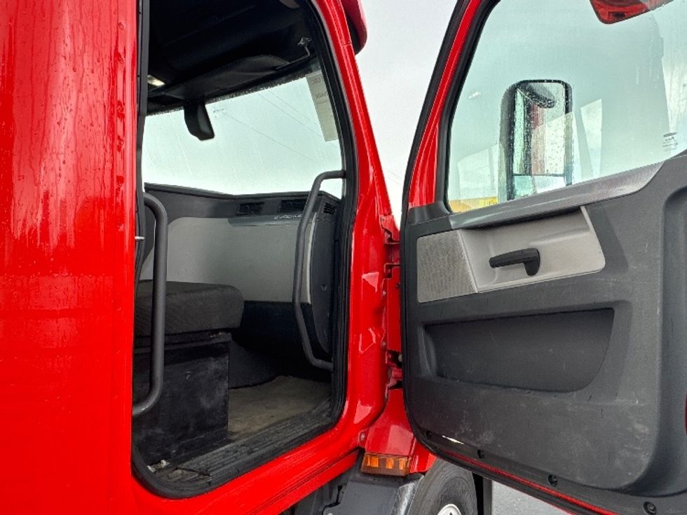 Day Cab Tractor-Heavy Duty Tractors-Freightliner-2019-T11664ST-Fresno-CA-416,341\n\t\tmiles-$ 41,750 - Image 12