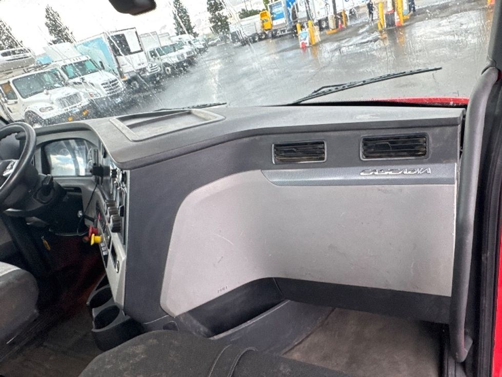 Day Cab Tractor-Heavy Duty Tractors-Freightliner-2019-T11664ST-Fresno-CA-416,341\n\t\tmiles-$ 41,750 - Image 13