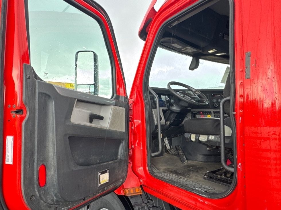 Day Cab Tractor-Heavy Duty Tractors-Freightliner-2019-T11664ST-Fresno-CA-416,341\n\t\tmiles-$ 41,750 - Image 9