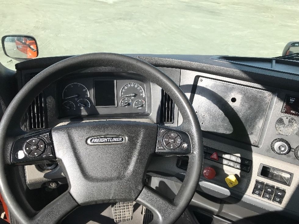Day Cab Tractor-Heavy Duty Tractors-Freightliner-2019-T11664ST-Garden City-GA-522,193\n\t\tmiles-$ 38,250 - Image 11