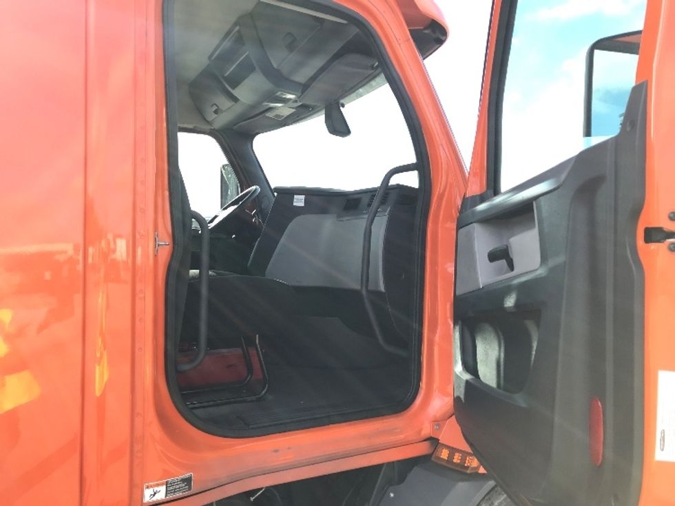Day Cab Tractor-Heavy Duty Tractors-Freightliner-2019-T11664ST-Garden City-GA-522,193\n\t\tmiles-$ 38,250 - Image 12