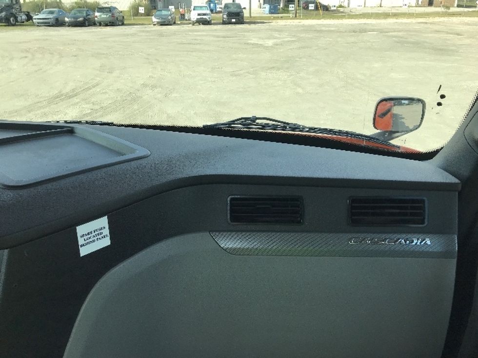 Day Cab Tractor-Heavy Duty Tractors-Freightliner-2019-T11664ST-Garden City-GA-522,193\n\t\tmiles-$ 38,250 - Image 13