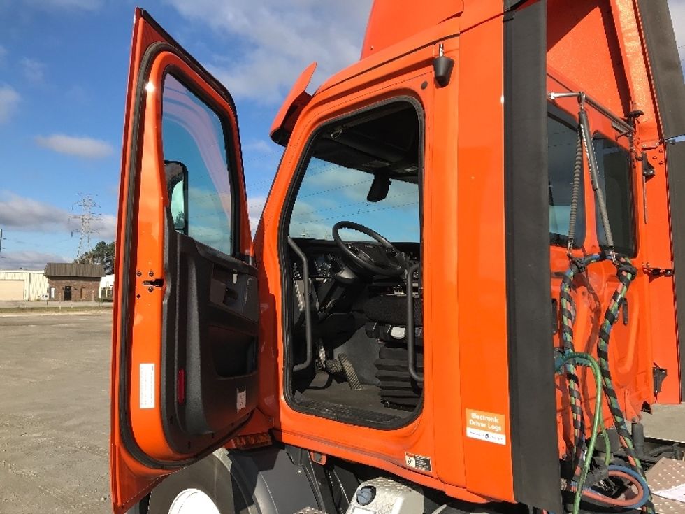 Day Cab Tractor-Heavy Duty Tractors-Freightliner-2019-T11664ST-Garden City-GA-522,193\n\t\tmiles-$ 38,250 - Image 9