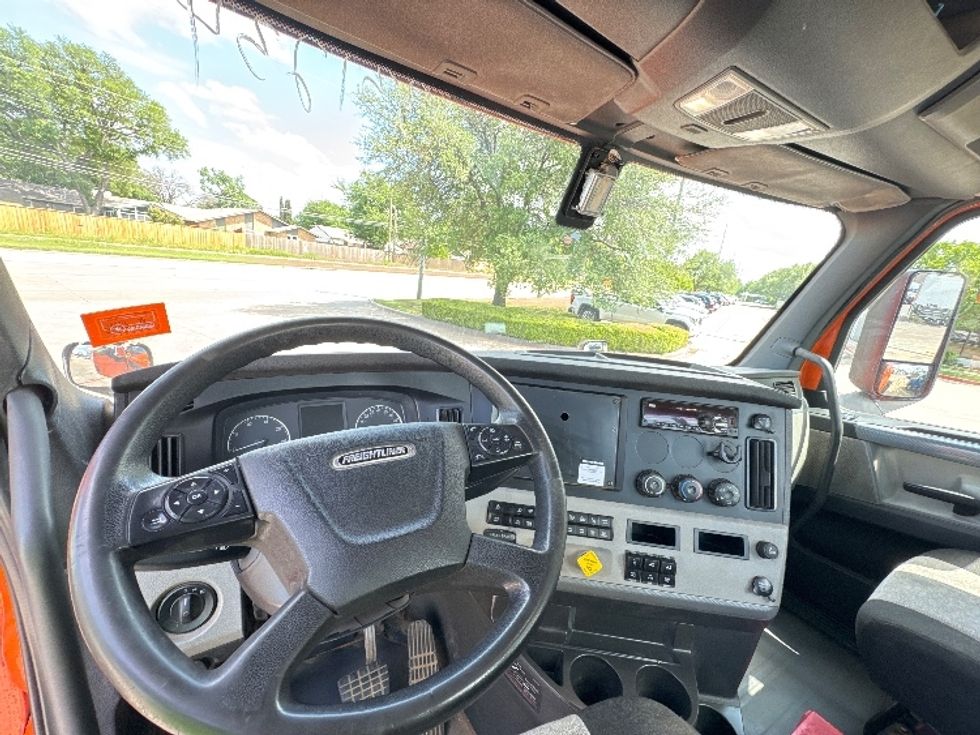 Day Cab Tractor-Heavy Duty Tractors-Freightliner-2019-T11664ST-Garland-TX-344,830\n\t\tmiles-$ 46,000 - Image 11