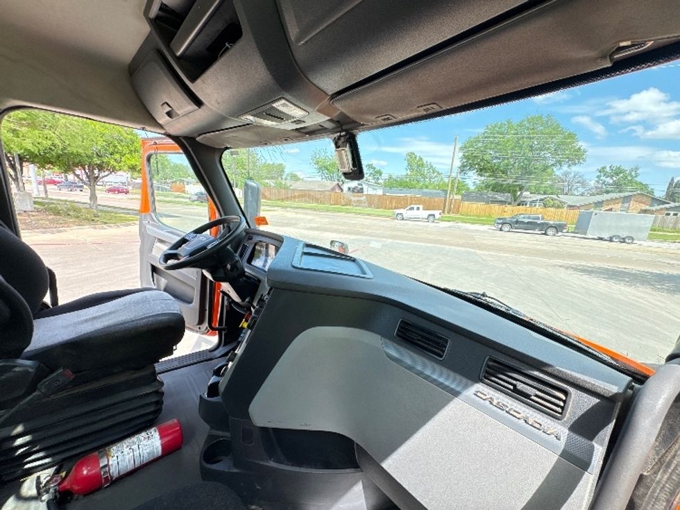 Day Cab Tractor-Heavy Duty Tractors-Freightliner-2019-T11664ST-Garland-TX-344,830\n\t\tmiles-$ 46,000 - Image 13