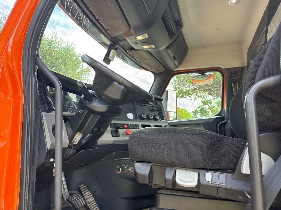 Day Cab Tractor-Heavy Duty Tractors-Freightliner-2019-T11664ST-Garland-TX-344,830\n\t\tmiles-$ 46,000 - Image 9