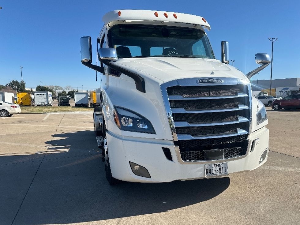 Day Cab Tractor-Heavy Duty Tractors-Freightliner-2019-T11664ST-Grand Prairie-TX-605,724\n\t\tmiles-$ 37,250 - Image 1