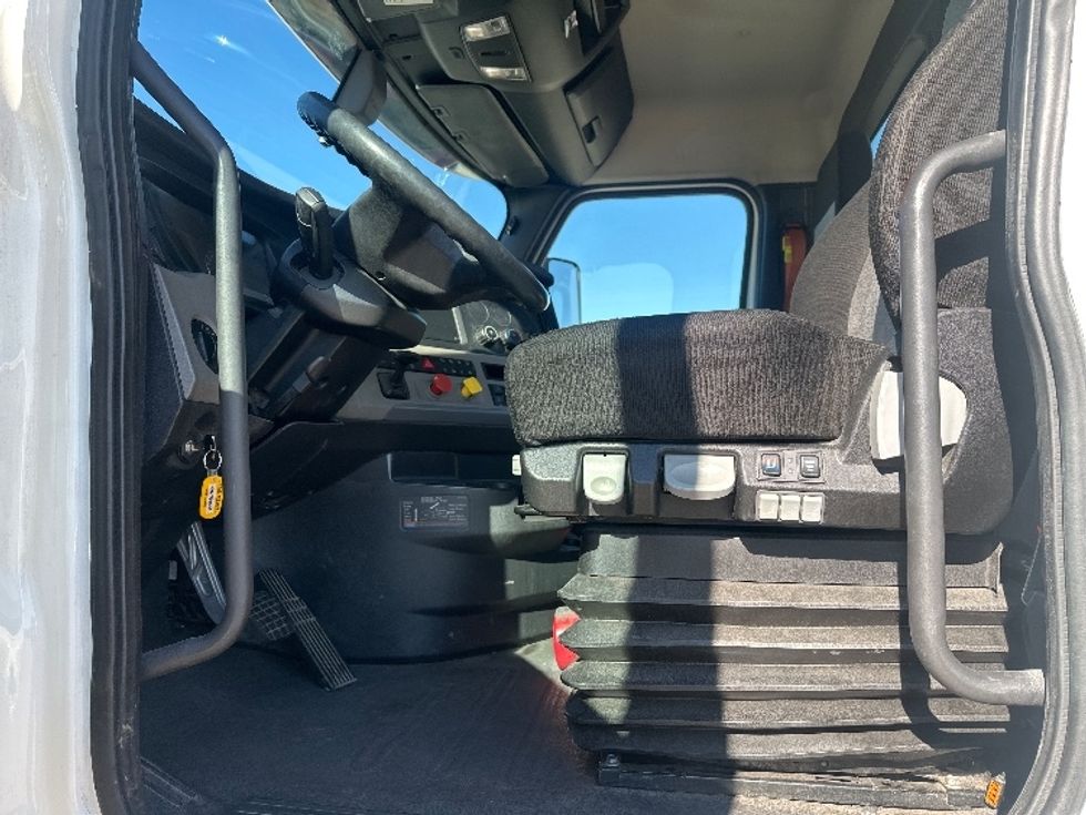 Day Cab Tractor-Heavy Duty Tractors-Freightliner-2019-T11664ST-Grand Prairie-TX-605,724\n\t\tmiles-$ 37,250 - Image 10