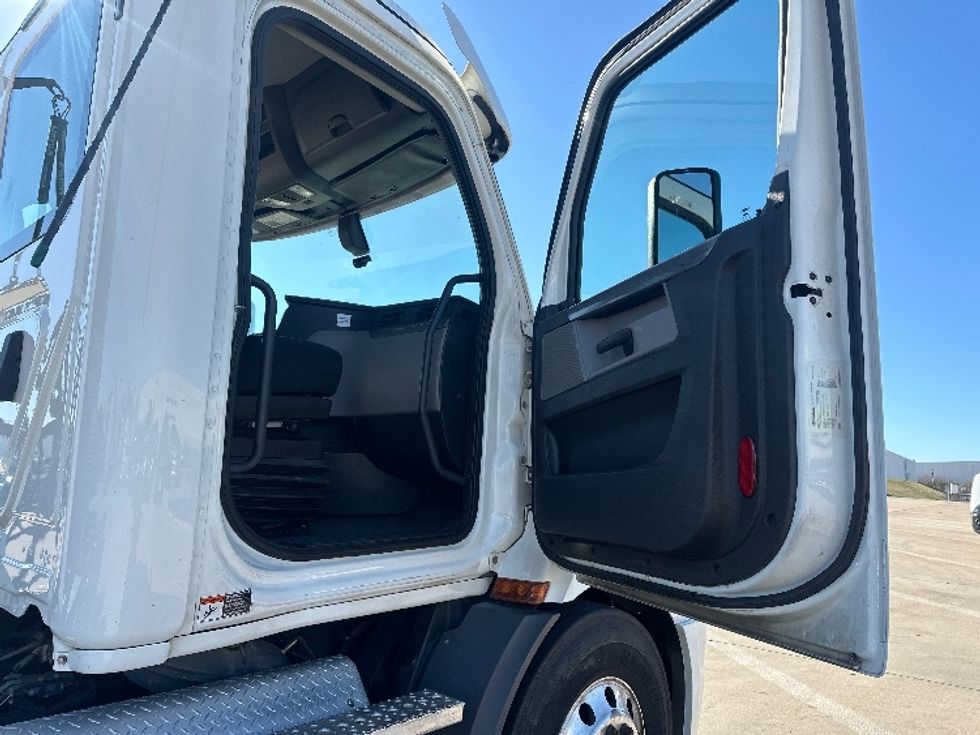 Day Cab Tractor-Heavy Duty Tractors-Freightliner-2019-T11664ST-Grand Prairie-TX-605,724\n\t\tmiles-$ 37,250 - Image 12