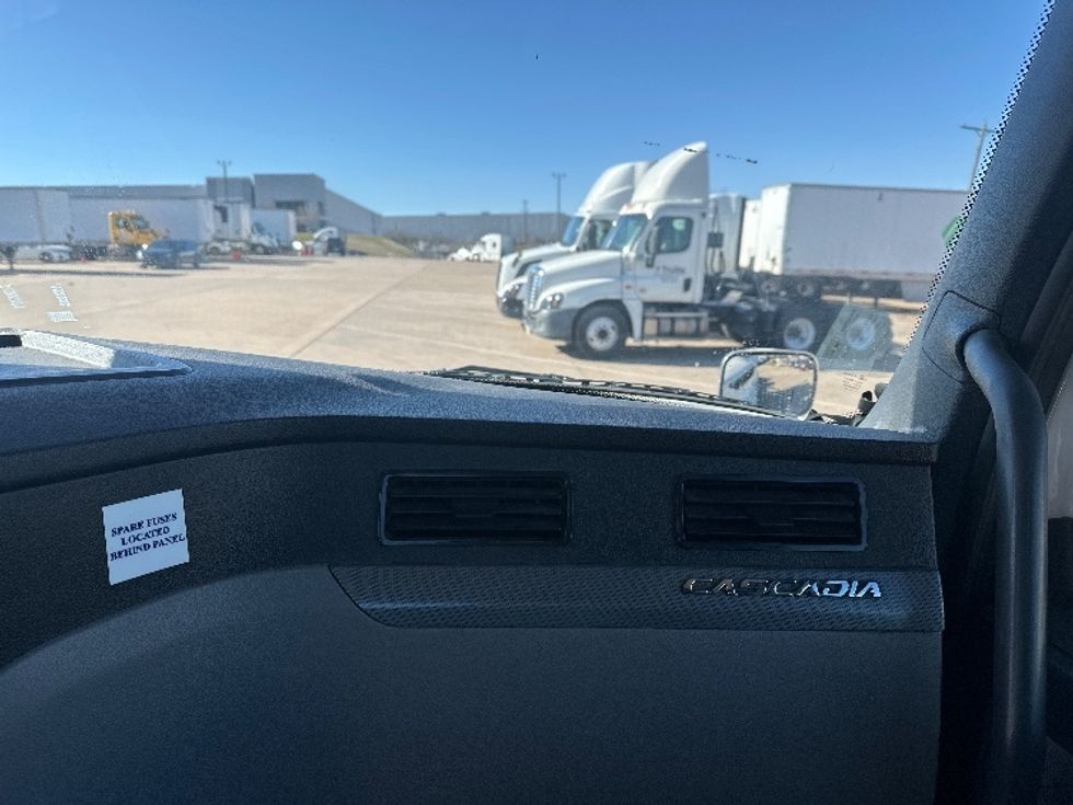 Day Cab Tractor-Heavy Duty Tractors-Freightliner-2019-T11664ST-Grand Prairie-TX-605,724\n\t\tmiles-$ 37,250 - Image 13