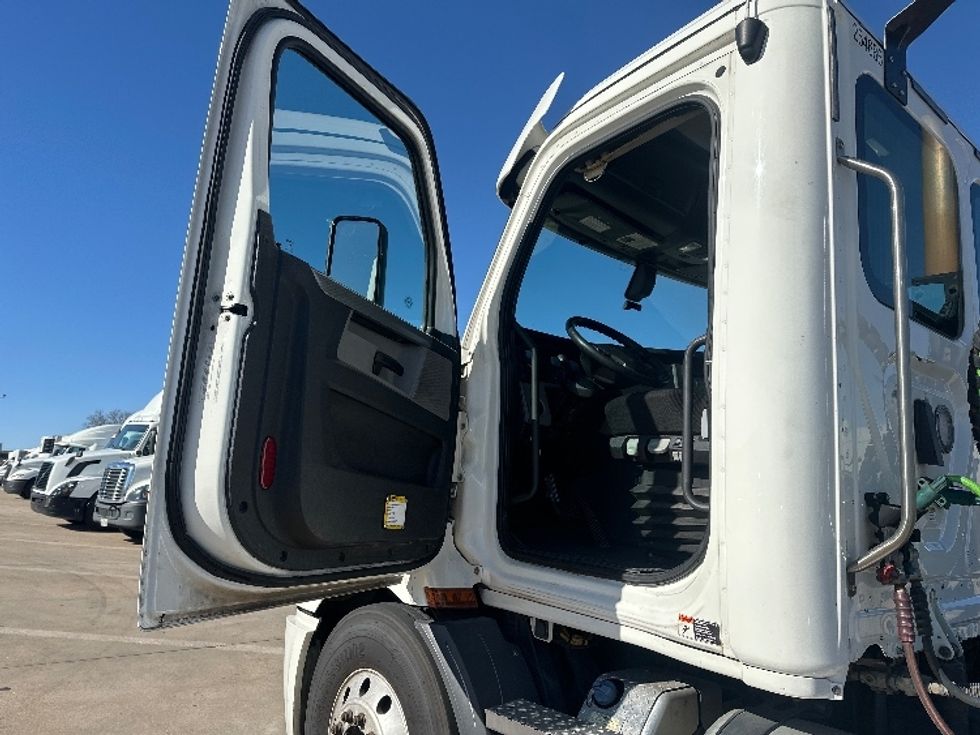 Day Cab Tractor-Heavy Duty Tractors-Freightliner-2019-T11664ST-Grand Prairie-TX-605,724\n\t\tmiles-$ 37,250 - Image 9