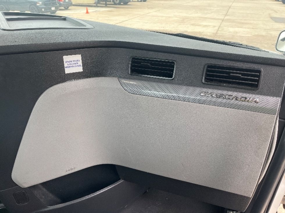 Day Cab Tractor-Heavy Duty Tractors-Freightliner-2019-T11664ST-Grand Prairie-TX-618,300\n\t\tmiles-$ 35,750 - Image 13