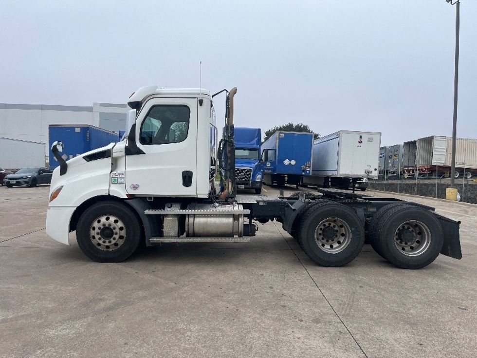 Day Cab Tractor-Heavy Duty Tractors-Freightliner-2019-T11664ST-Grand Prairie-TX-618,300\n\t\tmiles-$ 35,750 - Image 4