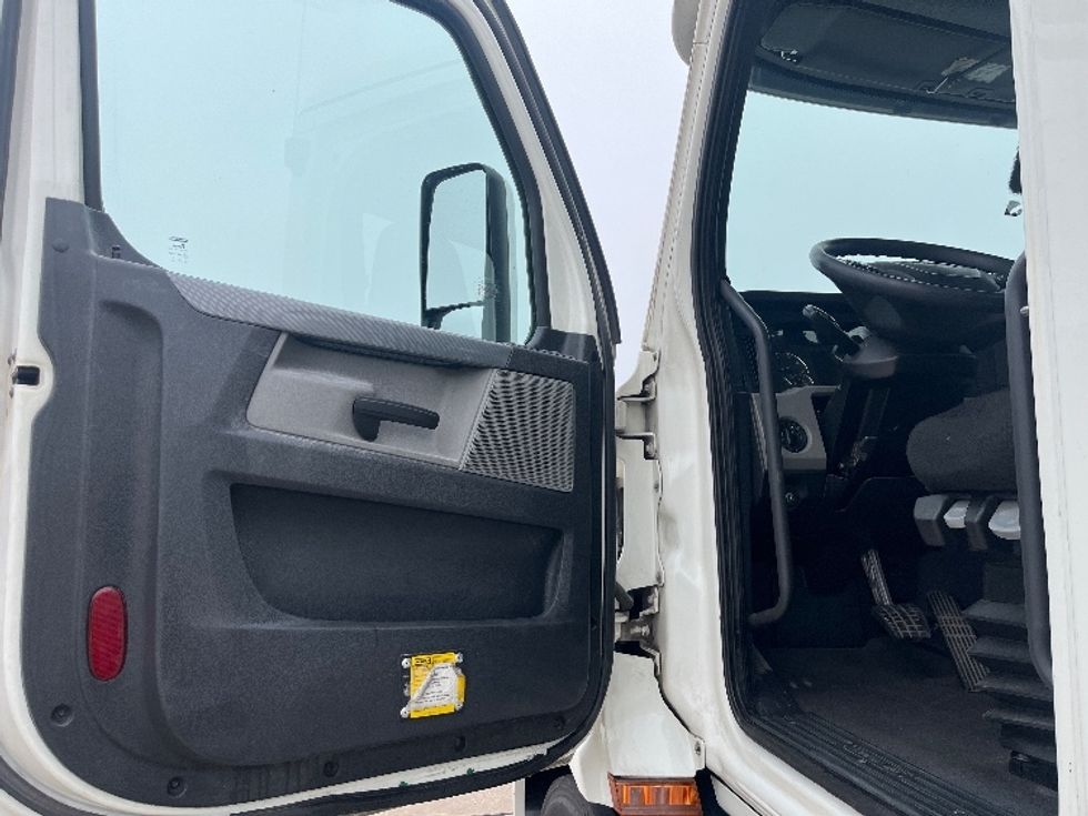 Day Cab Tractor-Heavy Duty Tractors-Freightliner-2019-T11664ST-Grand Prairie-TX-618,300\n\t\tmiles-$ 35,750 - Image 9