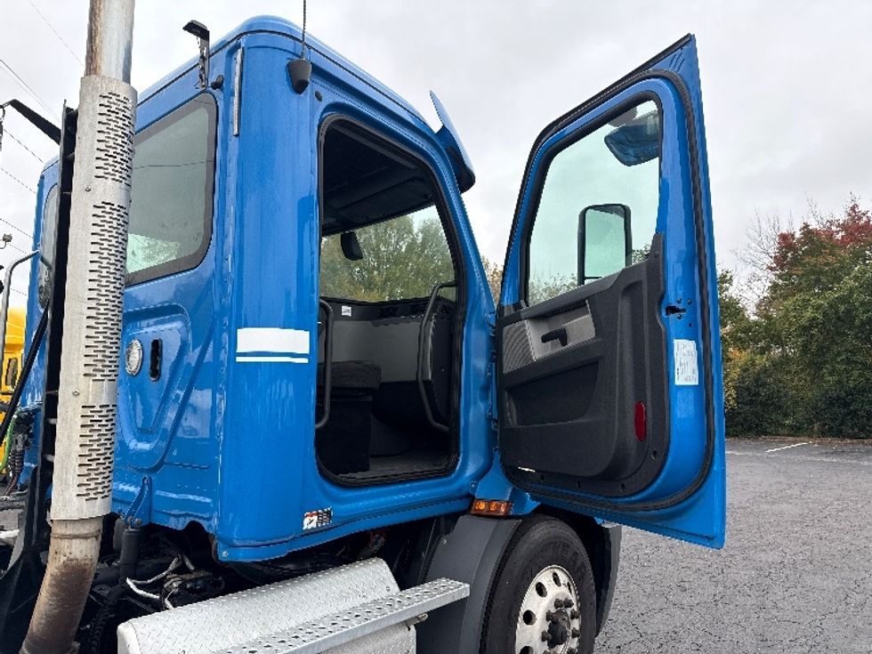 Day Cab Tractor-Heavy Duty Tractors-Freightliner-2019-T11664ST-Greensboro-NC-195,663\n\t\tmiles-$ 54,750 - Image 12