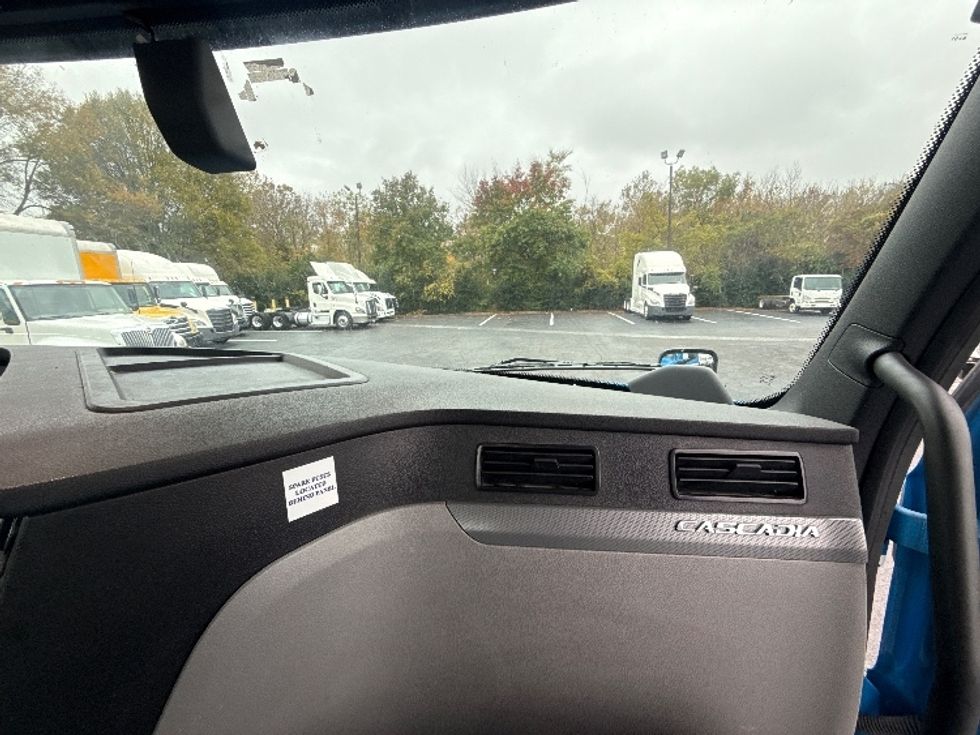 Day Cab Tractor-Heavy Duty Tractors-Freightliner-2019-T11664ST-Greensboro-NC-195,663\n\t\tmiles-$ 54,750 - Image 13