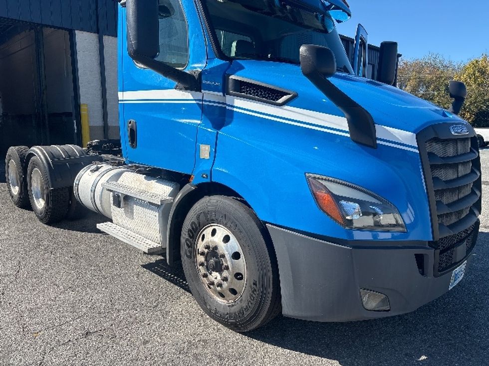 Day Cab Tractor-Heavy Duty Tractors-Freightliner-2019-T11664ST-Greensboro-NC-230,912\n\t\tmiles-$ 52,750 - Image 1