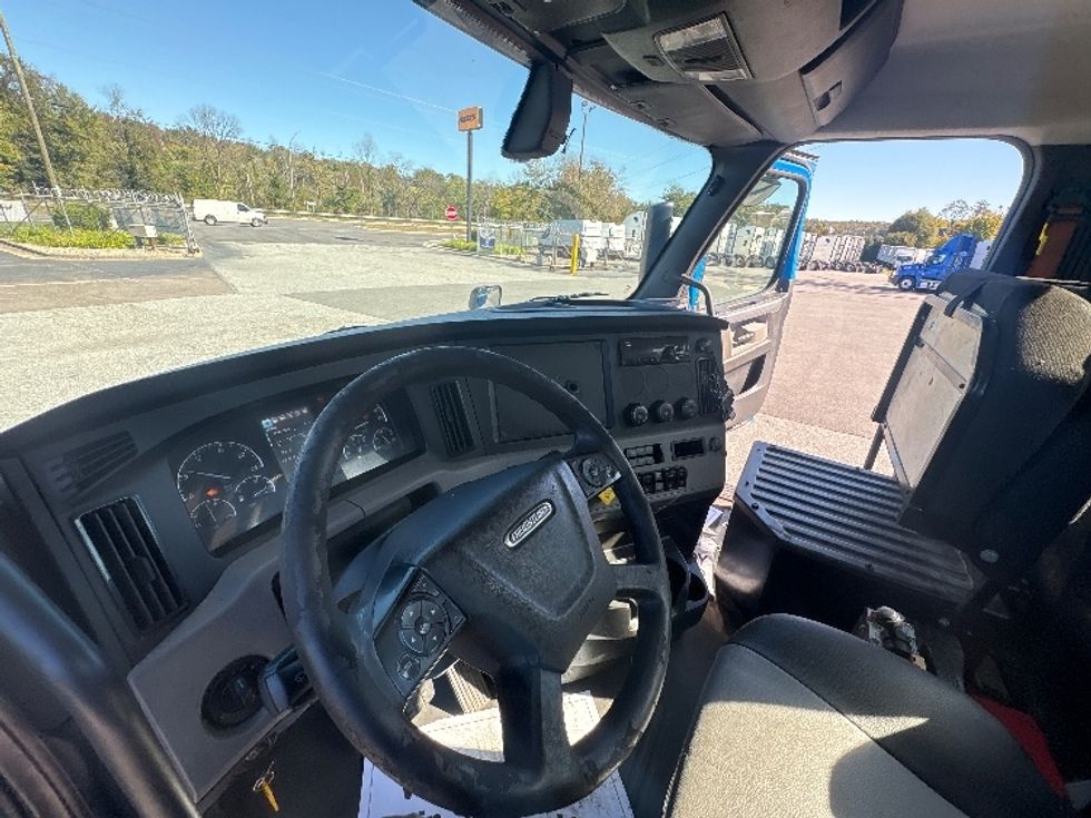 Day Cab Tractor-Heavy Duty Tractors-Freightliner-2019-T11664ST-Greensboro-NC-230,912\n\t\tmiles-$ 52,750 - Image 10
