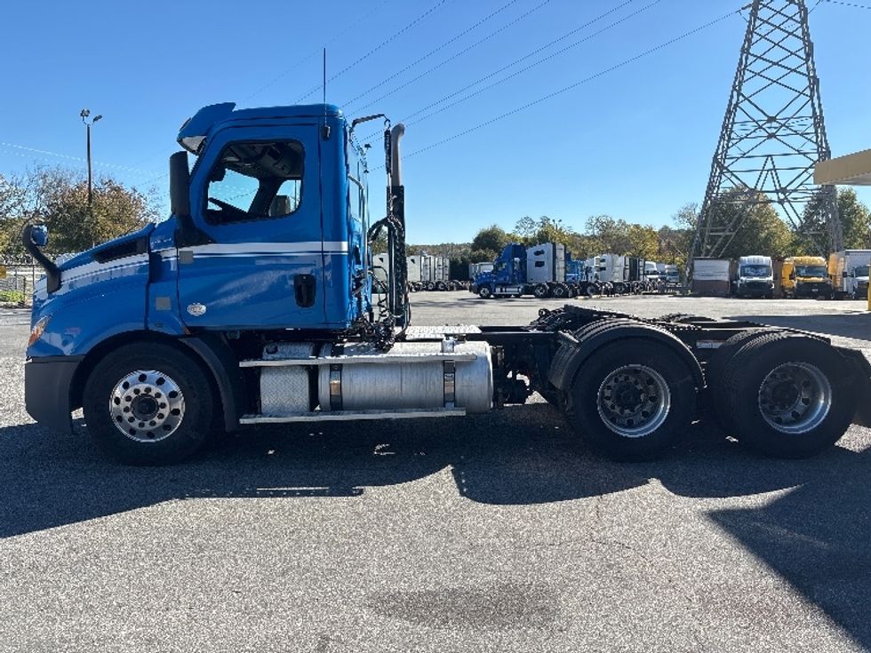 Day Cab Tractor-Heavy Duty Tractors-Freightliner-2019-T11664ST-Greensboro-NC-230,912\n\t\tmiles-$ 52,750 - Image 11