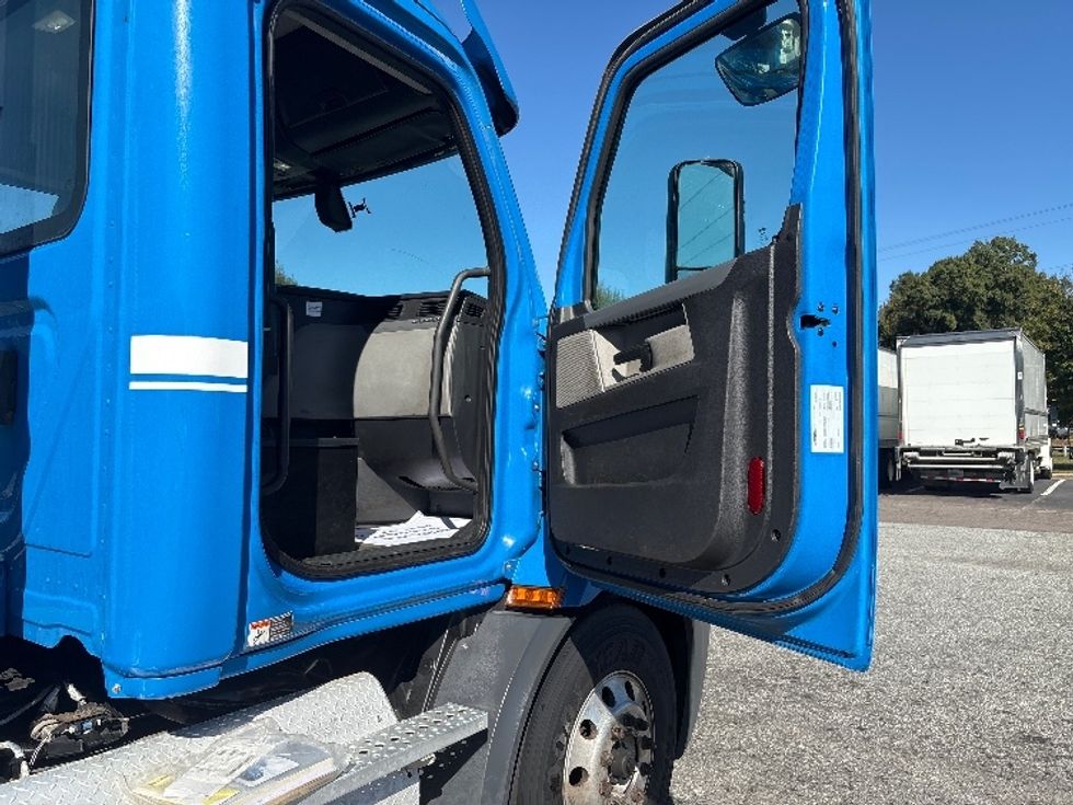 Day Cab Tractor-Heavy Duty Tractors-Freightliner-2019-T11664ST-Greensboro-NC-230,912\n\t\tmiles-$ 52,750 - Image 12