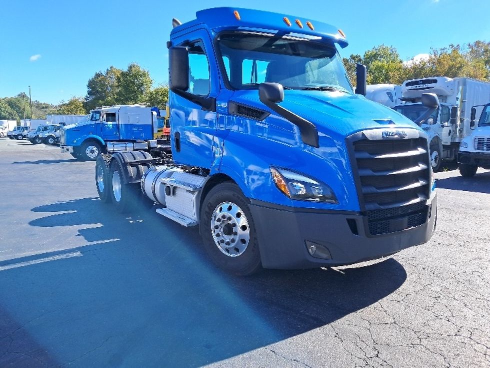 Day Cab Tractor-Heavy Duty Tractors-Freightliner-2019-T11664ST-Greensboro-NC-286,230\n\t\tmiles-$ 49,000 - Image 1