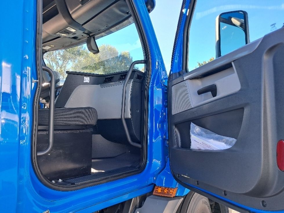 Day Cab Tractor-Heavy Duty Tractors-Freightliner-2019-T11664ST-Greensboro-NC-286,230\n\t\tmiles-$ 49,000 - Image 12