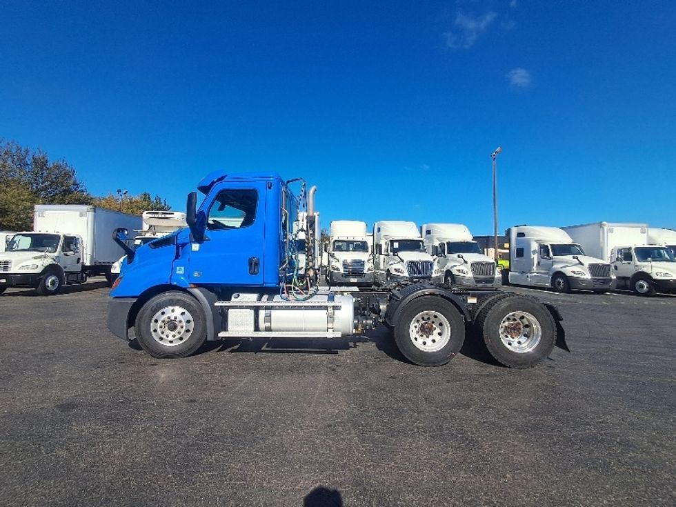 Day Cab Tractor-Heavy Duty Tractors-Freightliner-2019-T11664ST-Greensboro-NC-286,230\n\t\tmiles-$ 49,000 - Image 4