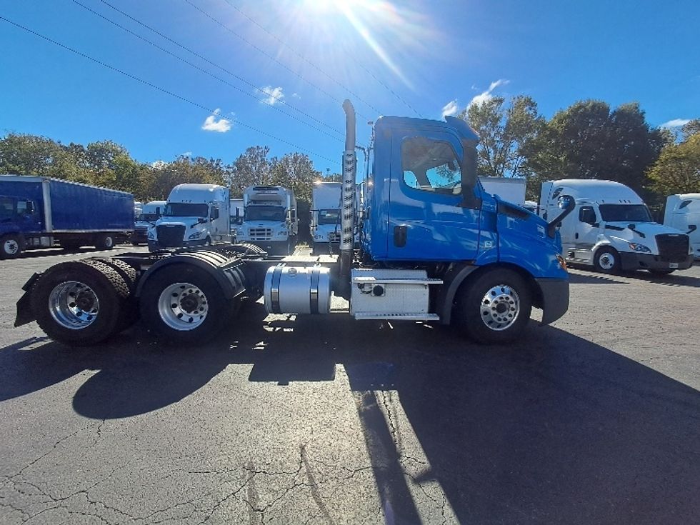 Day Cab Tractor-Heavy Duty Tractors-Freightliner-2019-T11664ST-Greensboro-NC-286,230\n\t\tmiles-$ 49,000 - Image 8