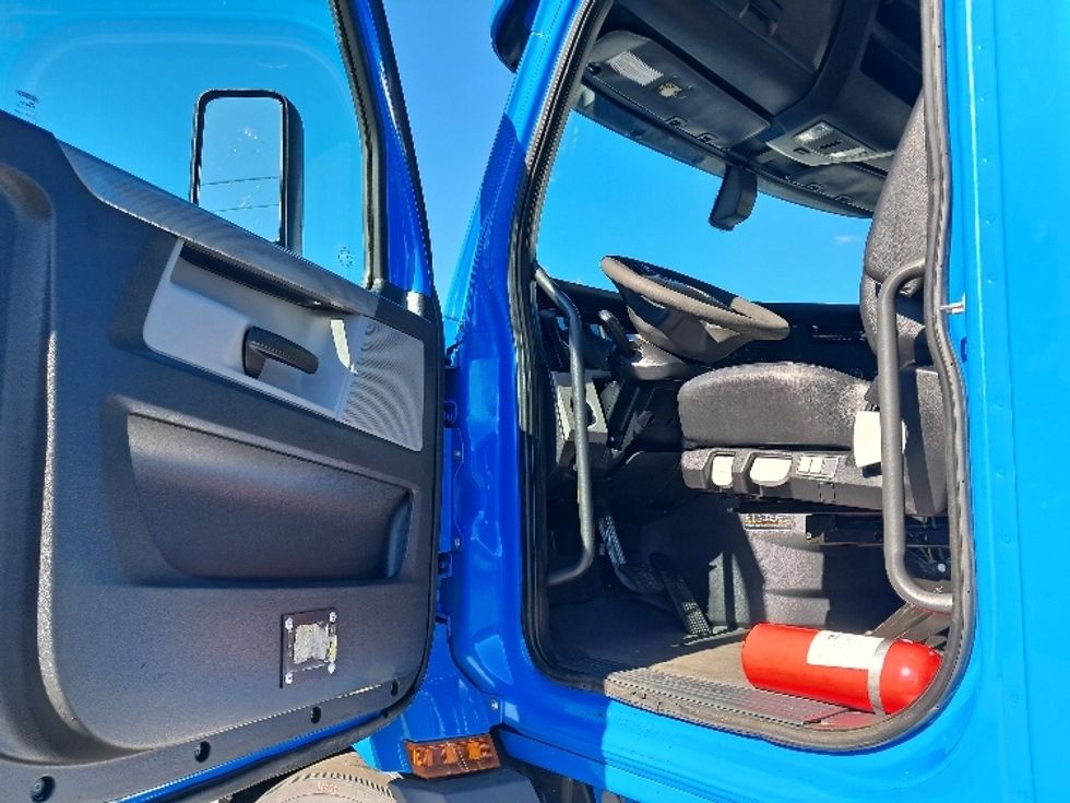 Day Cab Tractor-Heavy Duty Tractors-Freightliner-2019-T11664ST-Greensboro-NC-286,230\n\t\tmiles-$ 49,000 - Image 9