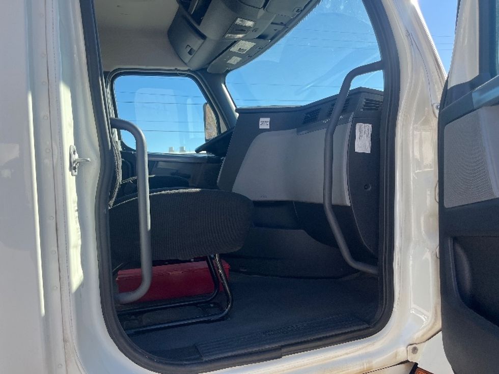 Day Cab Tractor-Heavy Duty Tractors-Freightliner-2019-T11664ST-Greer-SC-420,943\n\t\tmiles-$ 40,500 - Image 12