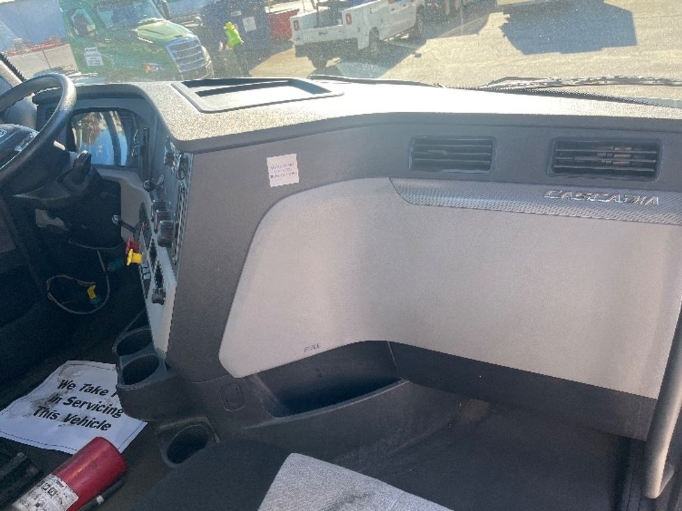 Day Cab Tractor-Heavy Duty Tractors-Freightliner-2019-T11664ST-Greer-SC-420,943\n\t\tmiles-$ 40,500 - Image 13