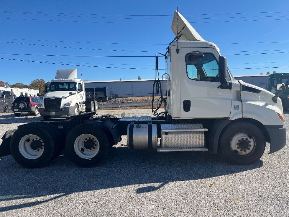 Day Cab Tractor-Heavy Duty Tractors-Freightliner-2019-T11664ST-Greer-SC-420,943\n\t\tmiles-$ 40,500 - Image 8