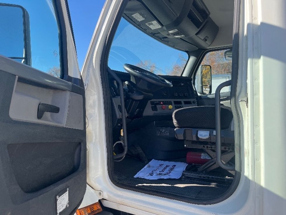 Day Cab Tractor-Heavy Duty Tractors-Freightliner-2019-T11664ST-Greer-SC-420,943\n\t\tmiles-$ 40,500 - Image 9