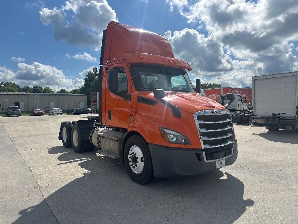 Day Cab Tractor-Heavy Duty Tractors-Freightliner-2019-T11664ST-Hammond-LA-123,157\n\t\tmiles-$ 58,750 - Image 1