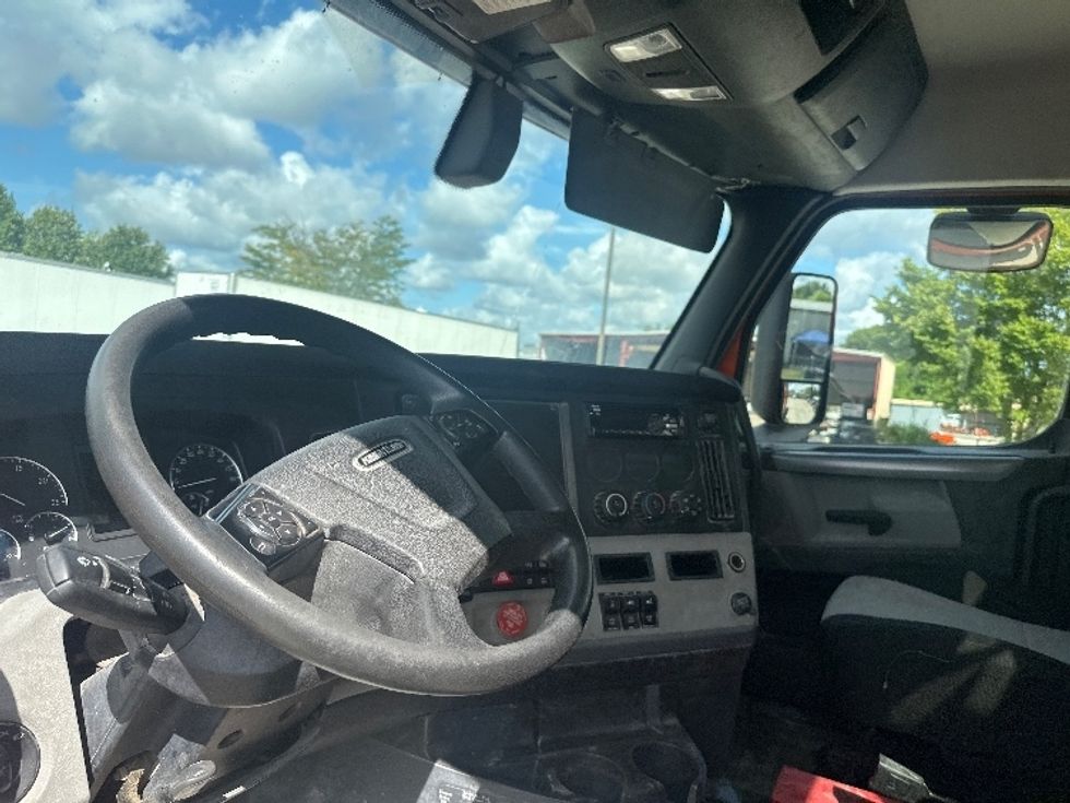 Day Cab Tractor-Heavy Duty Tractors-Freightliner-2019-T11664ST-Hammond-LA-123,157\n\t\tmiles-$ 58,750 - Image 10