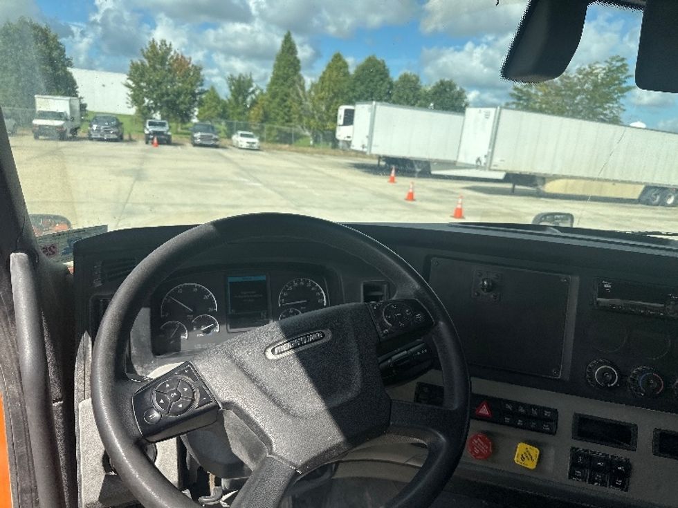 Day Cab Tractor-Heavy Duty Tractors-Freightliner-2019-T11664ST-Hammond-LA-123,157\n\t\tmiles-$ 58,750 - Image 11