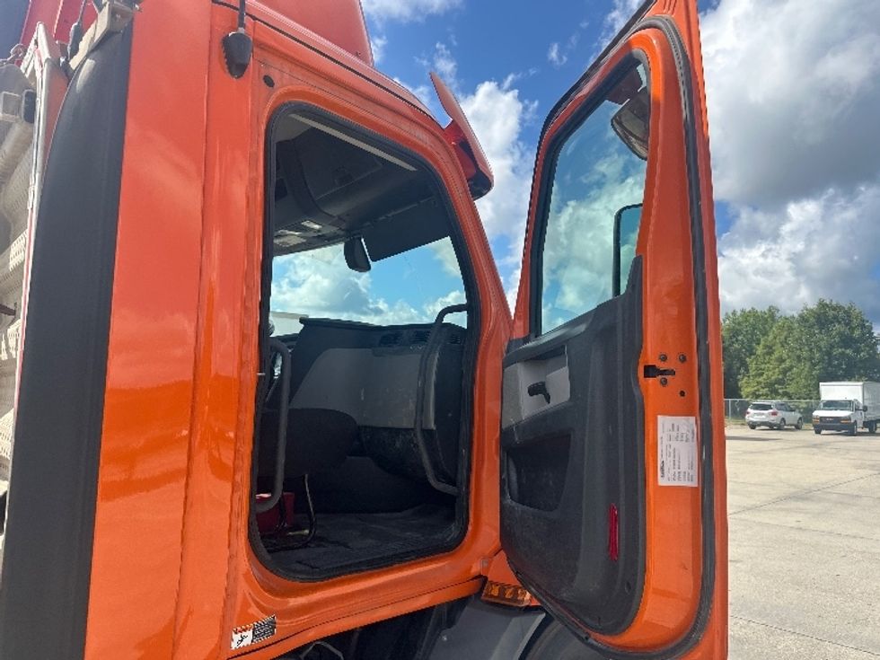Day Cab Tractor-Heavy Duty Tractors-Freightliner-2019-T11664ST-Hammond-LA-123,157\n\t\tmiles-$ 58,750 - Image 12